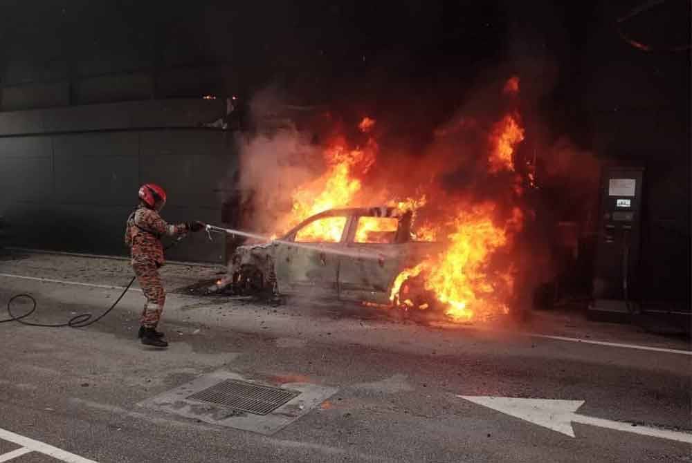 Mercedes-Benz EQB terbakar 01