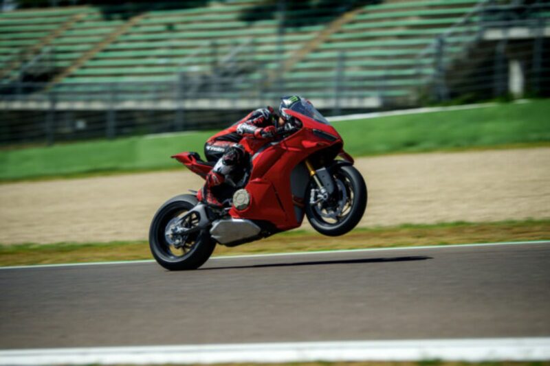 2025 Ducati Panigale V4 - Lighter, quicker, no more single swing-arm ...